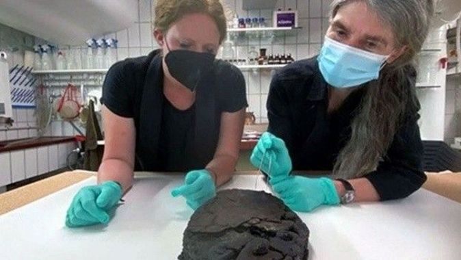 Arkeologlardan şaşırtıcı keşif: 2. Dünya Savaşı’ndan kalma kek bulundu