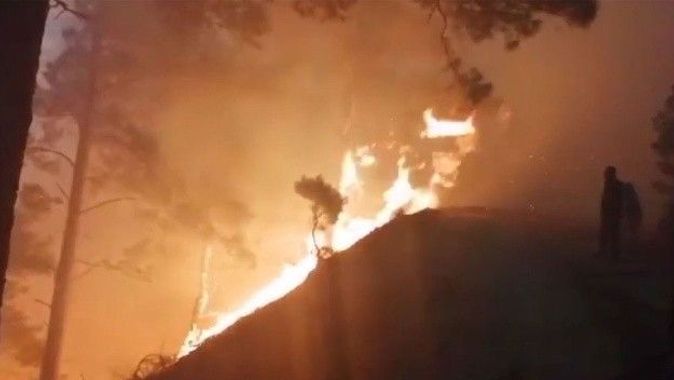 Balıkesir&#039;in Edremit ilçesinde çıkan orman yangınına müdahale ediliyor