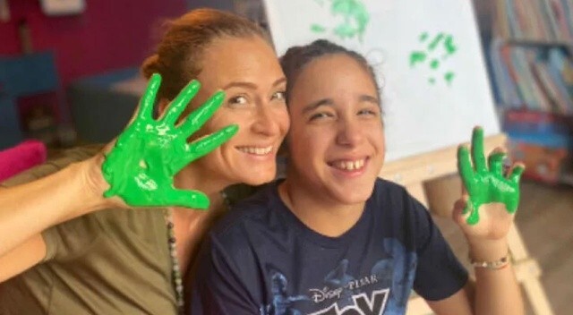 Ceyda Düvenci ve kızı Melisa&#039;dan Serebral Palsili çocuklara destek