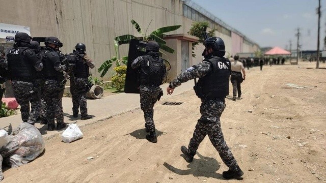 Ekvador&#039;da cezaevleri yangın yerine döndü: Mahkumlar polisle çatıştı