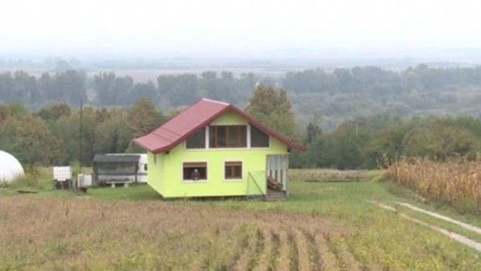 Eşini memnun edebilmek için 360 derece dönen ev inşa etti
