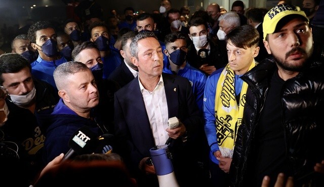 Fenerbahçe kafilesini havalimanında taraftarı karşıladı