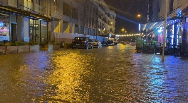 Fethiye’de sağanak yağış, iş yerlerini su bastı