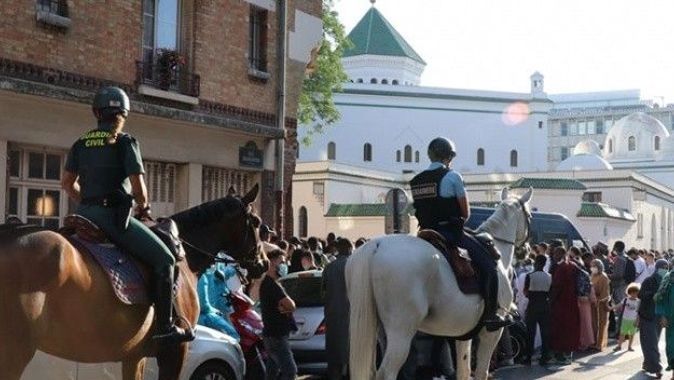 Fransa’da İslam karşıtlığı büyüyor! 7 cami ve dernek daha kapatılacak