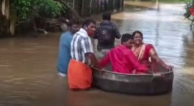 Hindistan&#039;da sel felaketi düğüne engel olamadı