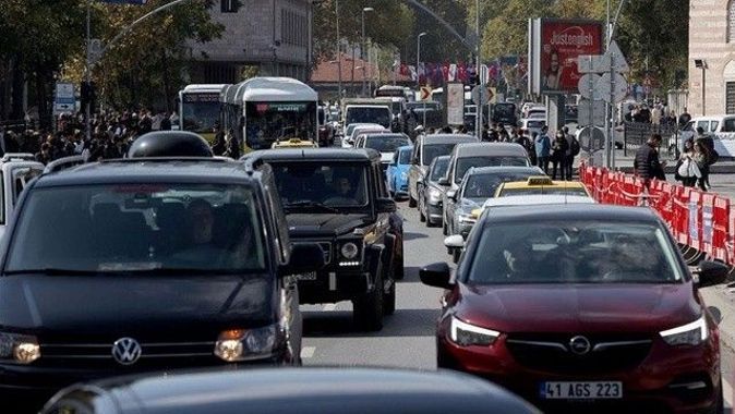 İBB&#039;nin çevre düzenlemesi sonrası trafik kitlendi: Sürücüler isyan etti