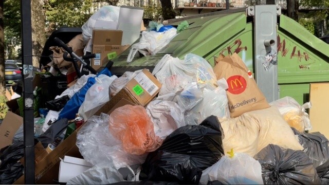 İngiltere’de temizlik işçileri grevde: Tedarik krizinden sonra çöp krizi başladı