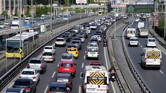 İstanbul trafiğinde pazartesi yoğunluğu yaşanıyor