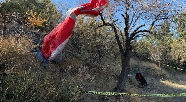 Kayalık alana çarpan paraşütçü hayatını kaybetti