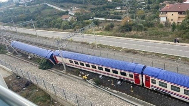 Kocaeli&#039;de tren kazası: Raydan çıkıp devrildi