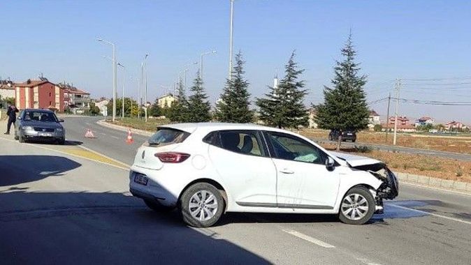 Konya&#039;da iki araba çarpıştı, 11 kişi yaralandı