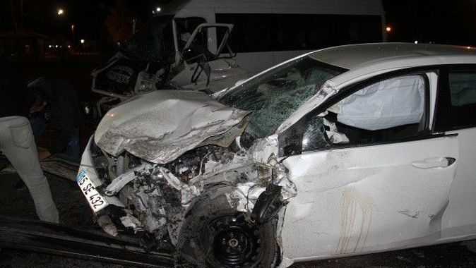 Konya&#039;da yolcu minibüsü otomobille çarpıştı, 8 kişi yaralandı
