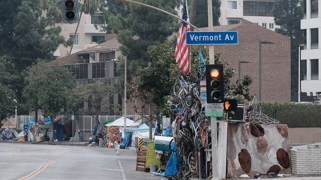 Los Angeles’ta evsiz istilası: Sokaklarda kamp kurdular