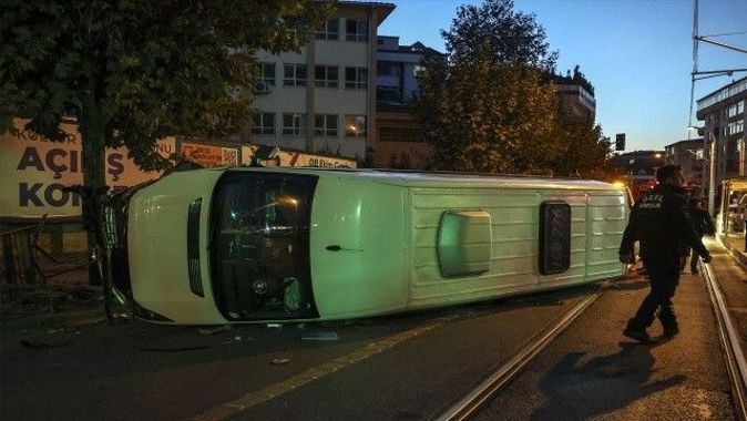 Minibüs devrildi, tramvay hattı trafiğe kapatıldı