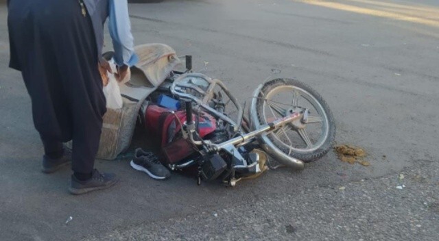 Motosiklet kamyonetin altına girdi: Sürücü yaralandı