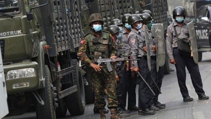 Myanmar’da ordunun binaları ateşe verdiği iddia edildi