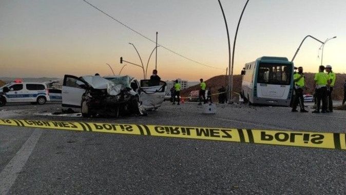 Şanlıurfa&#039;da yolcu otobüsü otomobille çarpıştı, 11 kişi yaralandı