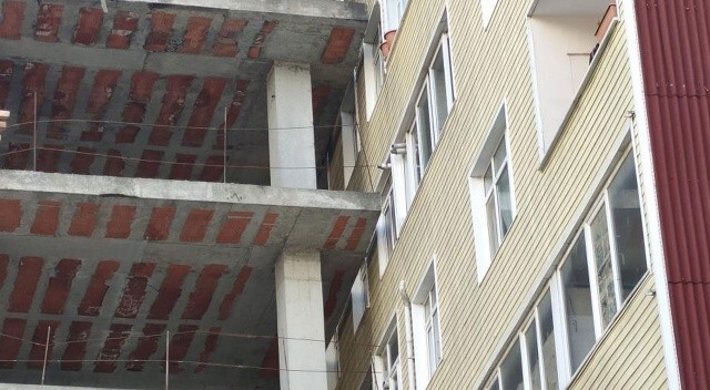 Şişli’de ilginç görüntü: Bina apartmana dayandı sebebi 40 yıl öncesinden çıktı