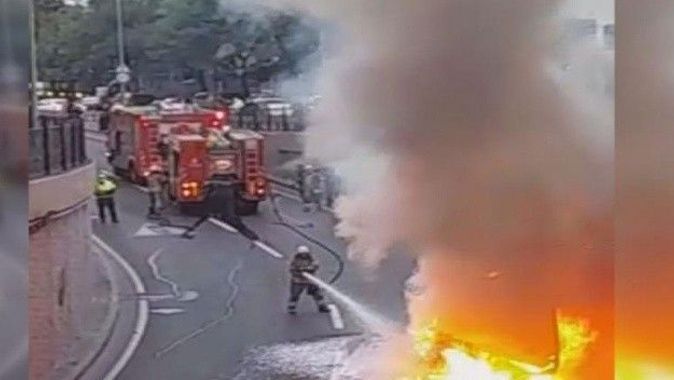Taksim&#039;de servis minibüsü alev alev yandı