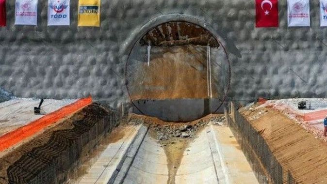 Türkiye&#039;nin en geniş TBM tüneli! Düzenlenen törenle ilk ışık göründü