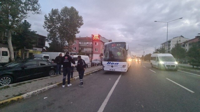Uşak&#039;ta otobüs, minibüse çarptı:3 yaralı