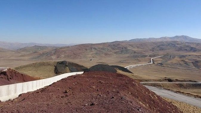 Van’ın İran sınırı güvenlik duvarıyla güçleniyor: 27 kilometrelik duvar örüldü