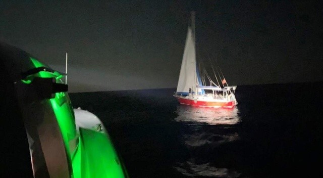 Yelkenli tekne içerisinde 26 düzensiz göçmen yakalandı
