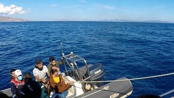 Yunan askerinin Türk karasularına ittiği 28 göçmen kurtarıldı