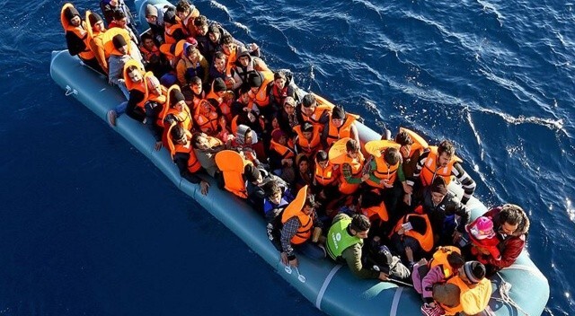 Yunan Sahil Güvenliği 25 göçmeni Türk karasularına itti