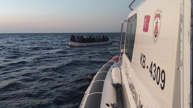Yunanistan&#039;ın ölüme ittiği 112 göçmeni Türk sahil Güvenliği kurtardı