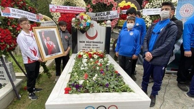 &#039;Cep Herkülü&#039; Naim Süleymanoğlu, vefatının 4&#039;üncü yılında mezarı başında anıldı
