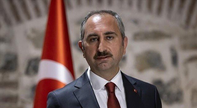 Adalet Bakanı Gül: CHP&#039;li belediyelerin dikmediği bir tek ırkçılık heykeli kalmıştı
