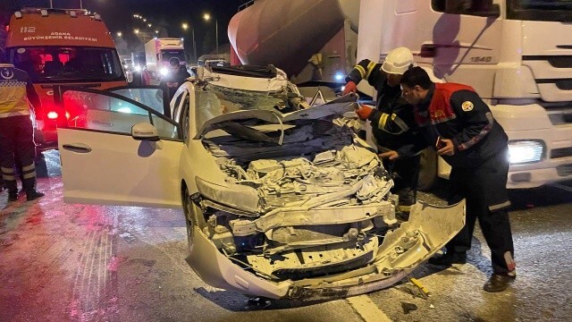 Adana&#039;da otomobil tıra arkadan çarptı: 1 ölü