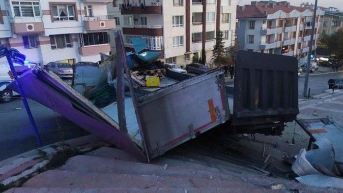 Ankara&#039;da feci kaza, freni boşalan kamyon 10 aracı ezdi
