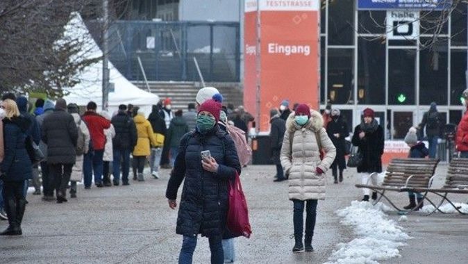 Avrupa yeniden kapanıyor: Avusturya&#039;da sokağa çıkma yasağı başladı