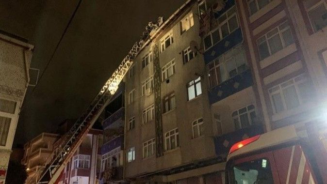 Bağcılar’da korkutan yangın! 5 katlı binanın çatısı alev aldı