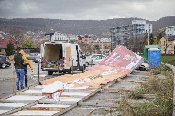 Bosna Hersek&#039;te etkili olan şiddetli rüzgar maddi hasara neden oldu