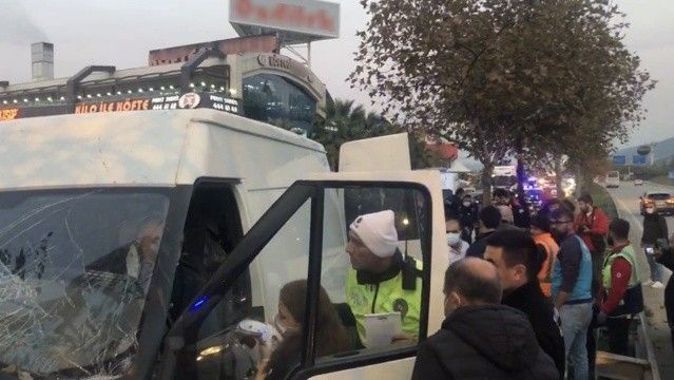 Bursa&#039;da tarım işçilerini taşıyan minibüs devrildi: 13 yaralı