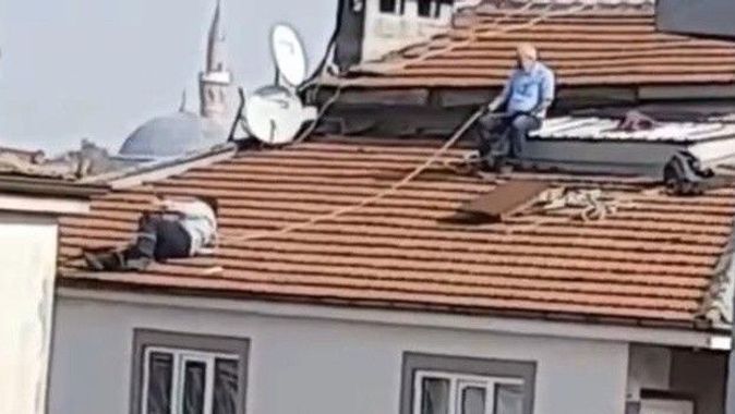 Bursa’da yatarak çatı tamiri yaptılar: Tedbirsizlikleriyle pes dedirttiler