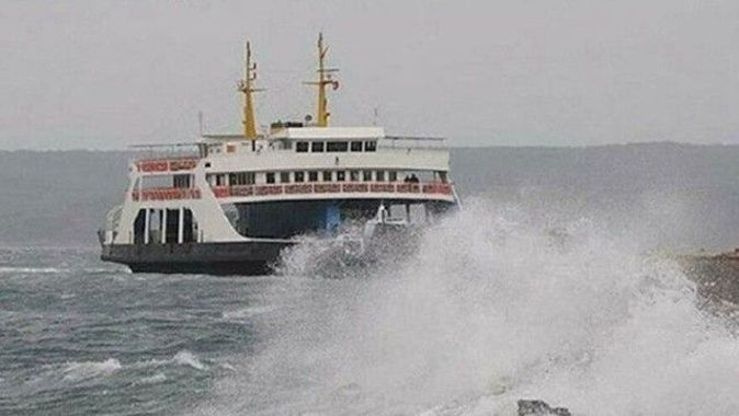 Çanakkale&#039;de feribot seferlerine fırtına engeli