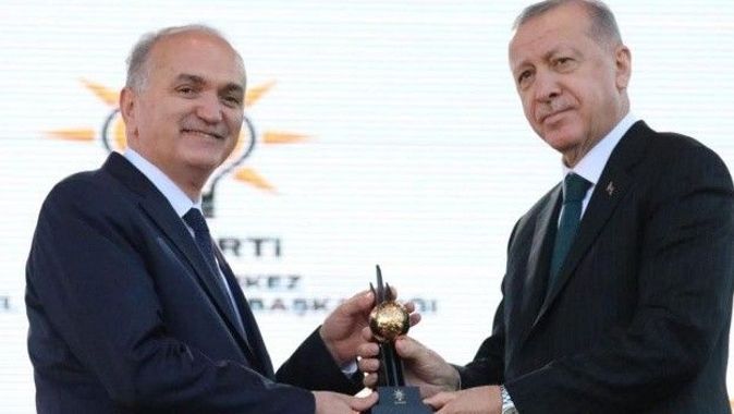 Cumhurbaşkanı Erdoğan&#039;dan Başkan Özlü&#039;ye ödül