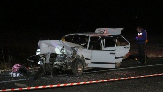 Elazığ’da araba tırın dorsesine çarptı, 2 kişi öldü