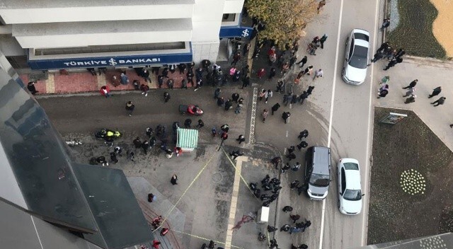 Elazığ&#039;da kendini 10. kattan aşağıya atan kadın vatandaşın üzerine düştü: 1 ölü 1 yaralı