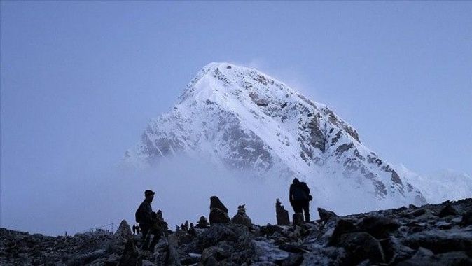 Everest&#039;te Fransız dağcıların kaybolduğu noktada cesetler bulundu