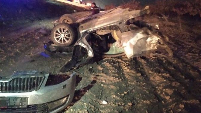 Feci kaza! Otomobil ikiye ayrıldı, 2 kişi hayatını kaybetti
