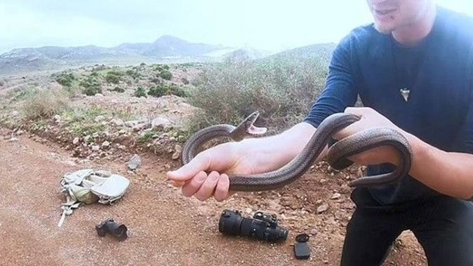 Gördüğü yılanın fotoğrafını çekmek isterken yılan tarafından ısırıldı