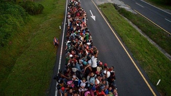 Her yolu deniyorlar: Göçmenlerin ABD&#039;ye ulaşmak için yürüyüşü devam ediyor
