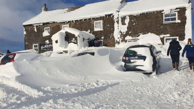 İngiltere&#039;yi kar fırtınası vurdu: 61 kişi 3 gündür bir işletmede mahsur