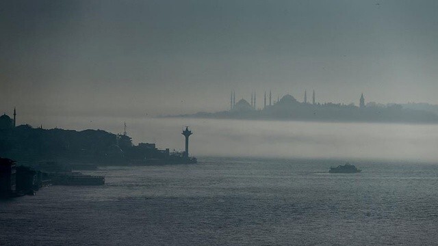İstanbul&#039;da boğaz seferlerine sis engeli: Şehir Hatları&#039;nın bazı seferleri iptal edildi