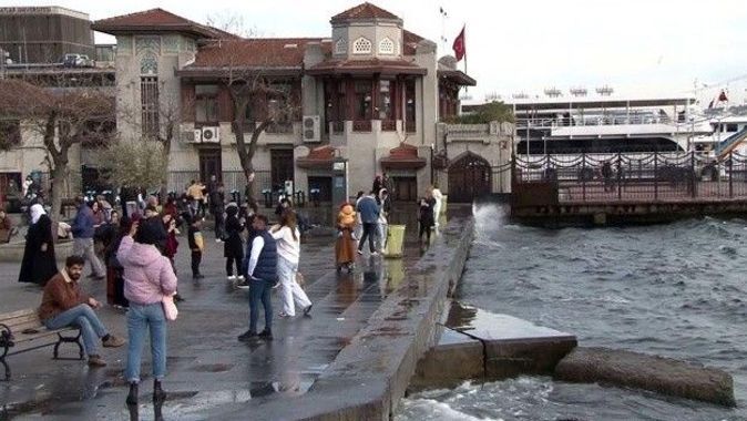 İstanbul’da lodos: Dalgaların yüksekliği metreleri buldu